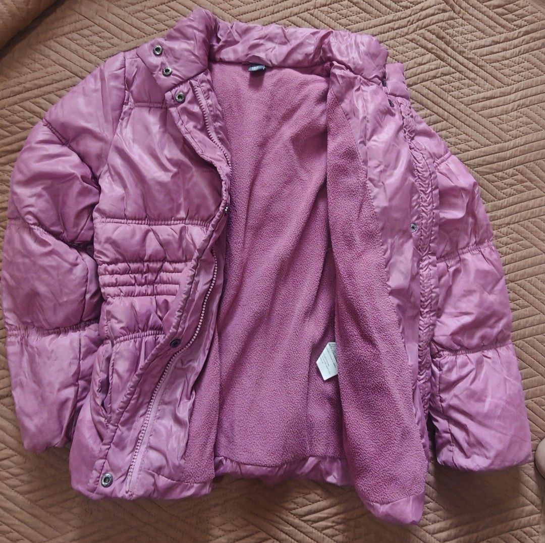 Zara Kids Padded Jacket with Scarf (Category: Babies & Kids Fashion) located in Iloilo. Submitted by jandj_preloved2026 (Listing ID 1439445326, Image 2). Description: - Zara Kids padded jacket - Size: 9-10 years old (140cm) - Soft pink interior lining - Zip closure - High collar - Includes a white faux fur scarf.