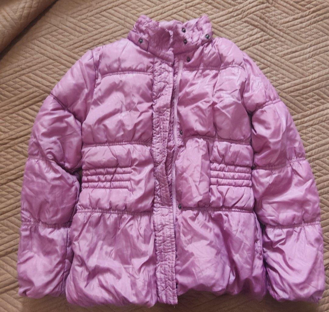 Zara Kids Padded Jacket with Scarf (Category: Babies & Kids Fashion) located in Iloilo. Submitted by jandj_preloved2026 (Listing ID 1439445326, Image 1). Description: - Zara Kids padded jacket - Size: 9-10 years old (140cm) - Soft pink interior lining - Zip closure - High collar - Includes a white faux fur scarf.