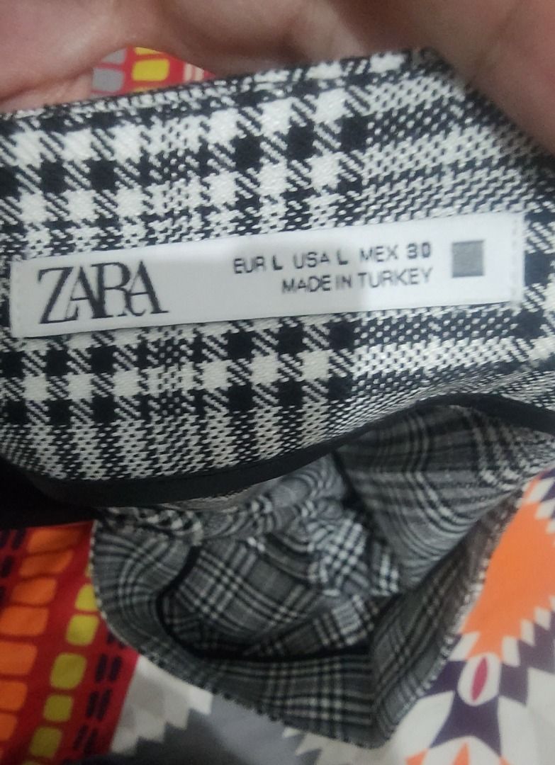 Zara Plaid Skirt - Size L (Category: Skirts) located in Manila. Submitted by 09mk8967 (Listing ID 1439448525, Image 2). Description: - Zara plaid skirt - Size: L (EUR/USA), MEX 30 - Classic black and white checkered pattern - Made in Turkey - Pleated design.
