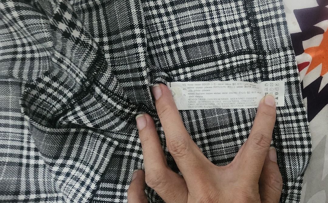 Zara Plaid Skirt - Size L (Category: Skirts) located in Manila. Submitted by 09mk8967 (Listing ID 1439448525, Image 3). Description: - Zara plaid skirt - Size: L (EUR/USA), MEX 30 - Classic black and white checkered pattern - Made in Turkey - Pleated design.