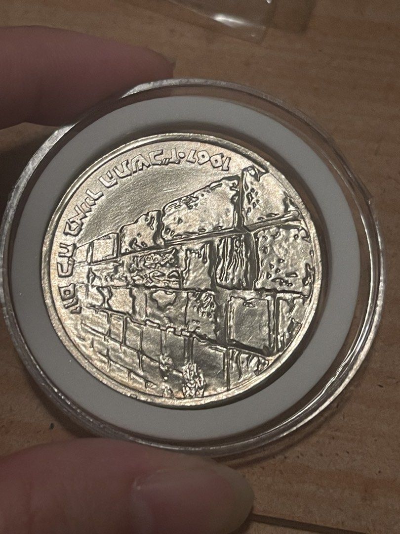 10 Lirot Israel Silver Coin UNC (Category: Currency) located in Manila. Submitted by banene_poteto (Listing ID 1439761294, Image 1). Description: .