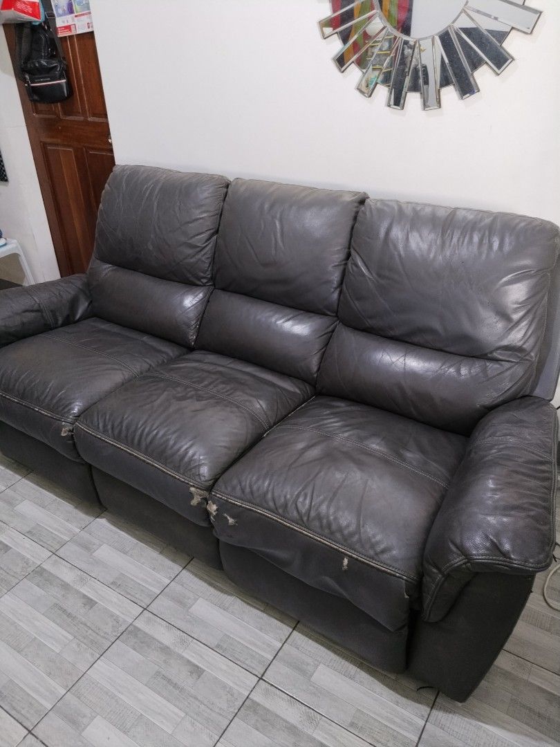 Rush Sale: 3s recliner sofa (Lazyboy type) (Category: Sofas) located in Caloocan City. Submitted by benfinds8 (Listing ID 1439707872, Image 2). Description: All mechanisms are working well..