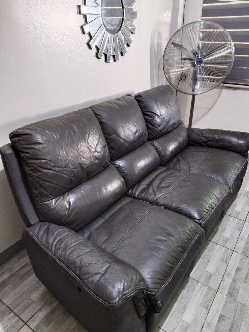 Rush Sale: 3s recliner sofa (Lazyboy type) (Category: Sofas) located in Caloocan City. Submitted by benfinds8 (Listing ID 1439707872, Image 1). Description: All mechanisms are working well..