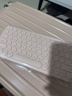 White Circular Keyboard467982620054661120