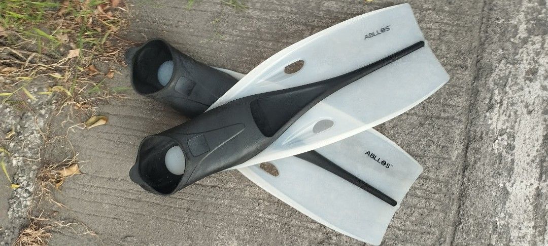 ABLLOS Fins (Category: Water Sports) located in Manila. Submitted by benjie.benjie3 (Listing ID 1439664533, Image 2). Description: - ABLLOS fins - Black and white color scheme - Streamlined design - Features foot pocket and blade - Ideal for swimming or diving - Brand name visible Snorkeling Fins by ABLLOS US size 6 -8 L= 21 Inches W= 7 1/2 inches Material = rubber & plastic from Japan 2nd hand with scratch No warranty If there's Damage or Issues