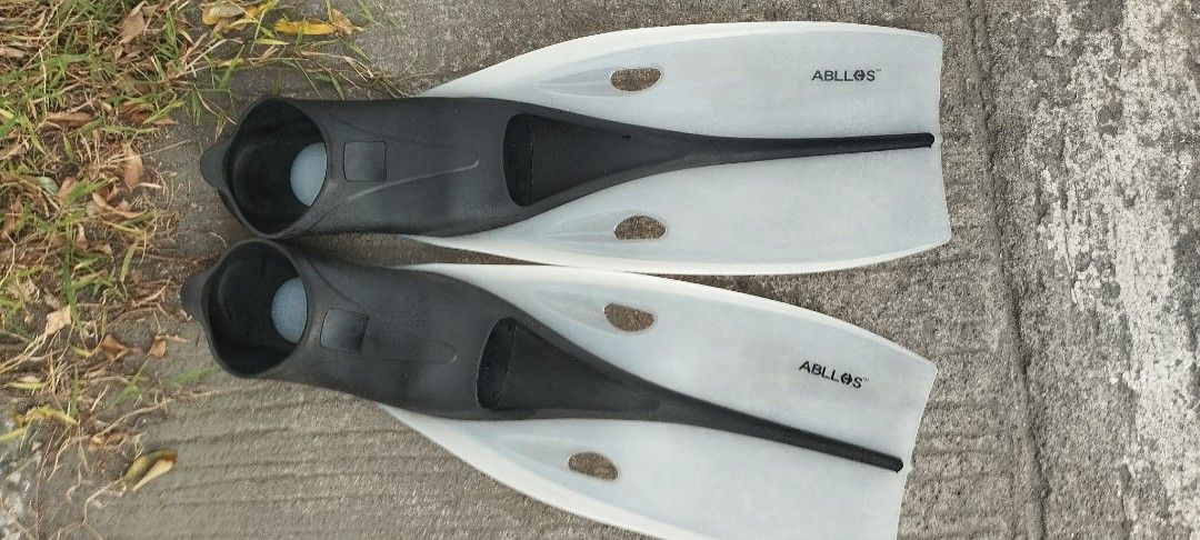 ABLLOS Fins (Category: Water Sports) located in Manila. Submitted by benjie.benjie3 (Listing ID 1439664533, Image 3). Description: - ABLLOS fins - Black and white color scheme - Streamlined design - Features foot pocket and blade - Ideal for swimming or diving - Brand name visible Snorkeling Fins by ABLLOS US size 6 -8 L= 21 Inches W= 7 1/2 inches Material = rubber & plastic from Japan 2nd hand with scratch No warranty If there's Damage or Issues