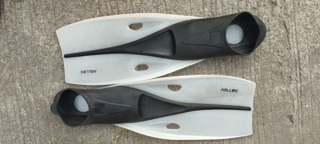 ABLLOS Fins (Category: Water Sports) located in Manila. Submitted by benjie.benjie3 (Listing ID 1439664533, Image 1). Description: - ABLLOS fins - Black and white color scheme - Streamlined design - Features foot pocket and blade - Ideal for swimming or diving - Brand name visible Snorkeling Fins by ABLLOS US size 6 -8 L= 21 Inches W= 7 1/2 inches Material = rubber & plastic from Japan 2nd hand with scratch No warranty If there's Damage or Issues