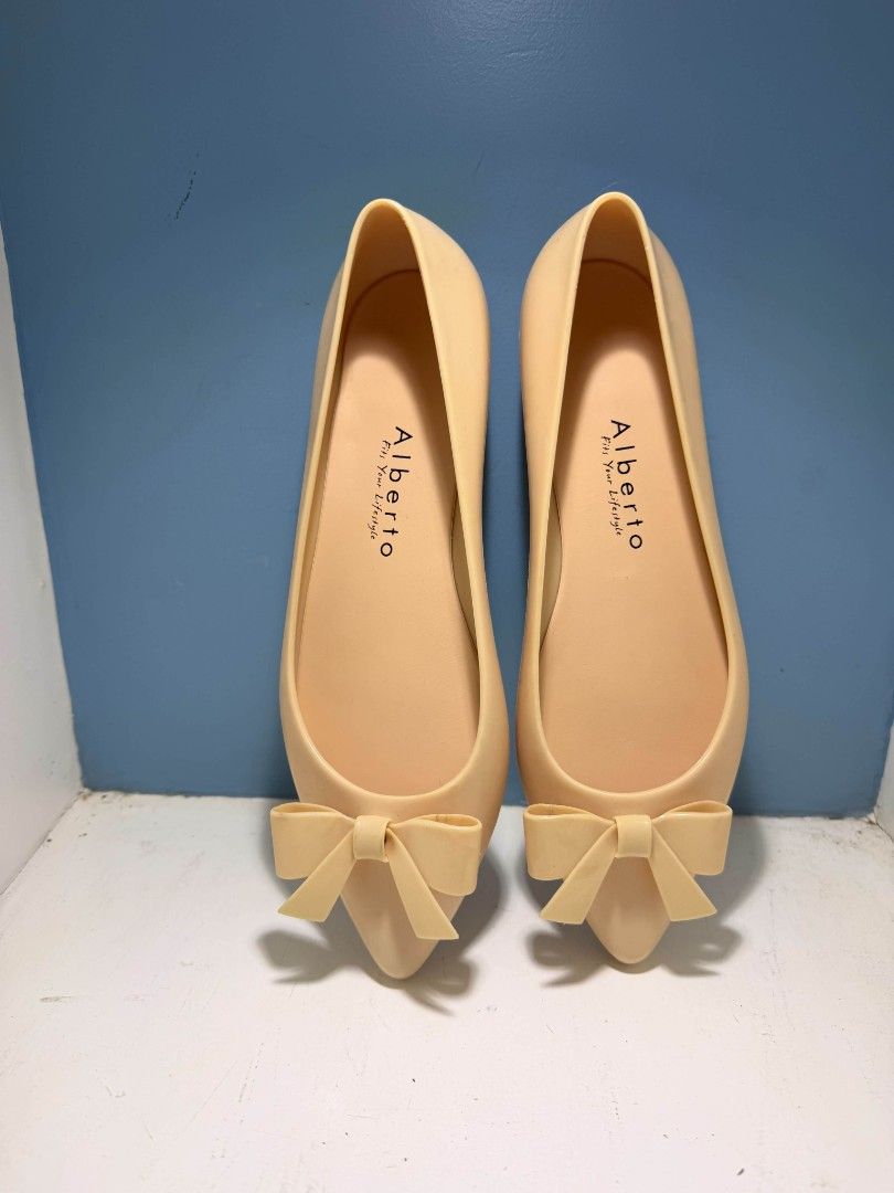 Alberto Flats with Bow (Category: Flats & Sandals) located in Mangaldan. Submitted by est18 (Listing ID 1439652957, Image 2). Description: - Alberto flats - Size: 8 (USA) / 39 (EUR) - Color: Beige - Features: Pointed toe, bow detail.