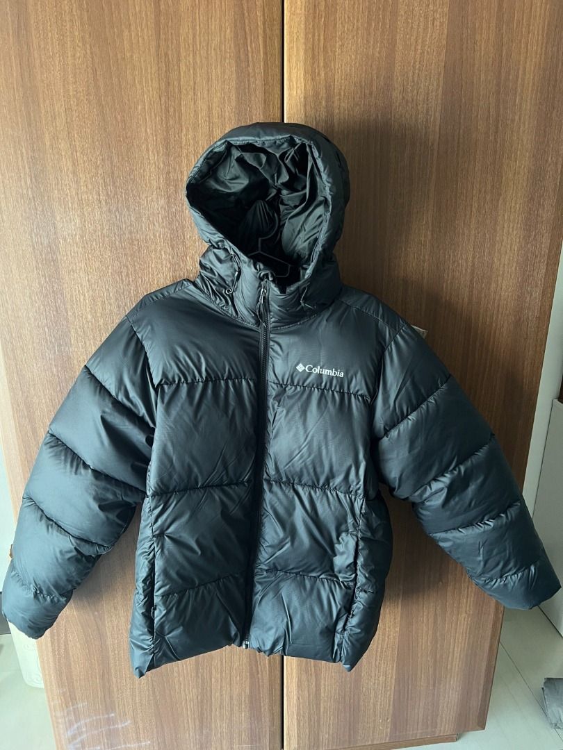 Authentic, Brand New Columbia Black Puffer Jacket (Category: Coats, Jackets and Outerwear) located in Makati City. Submitted by prevlovedbyme (Listing ID 1439731205, Image 1). Description: Bought in Sapporo at 16.5k JPY/ 6.4k peso Unused - Black Columbia puffer jacket - Size: S for men, M for women - Features a hood and zipper closure - Elastic cuffs - Omni-Shield water repellency.
