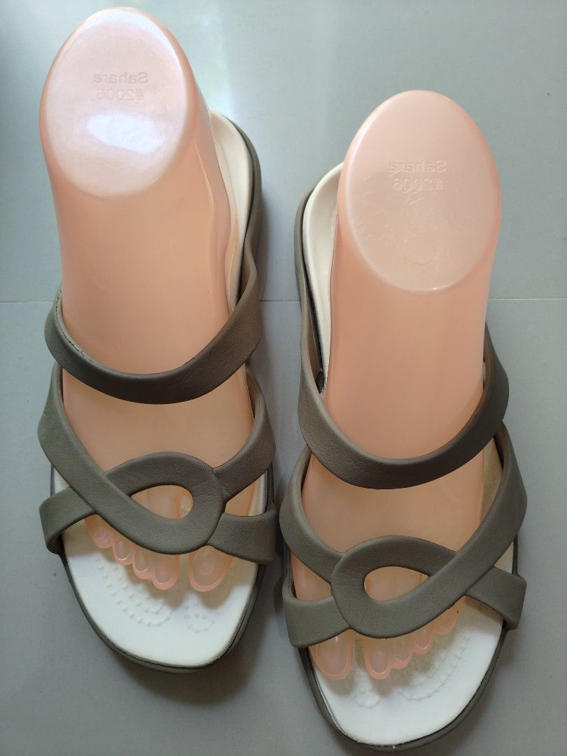 Authentic Crocs Women's Sandals - W8 (Category: Flats & Sandals) located in Calamba. Submitted by an_ne0501 (Listing ID 1439748991, Image 1). Description: - 25cm insole - Crocs sandals - White footbed, gray straps - Comfortable design - Crocs logo and size on sole.