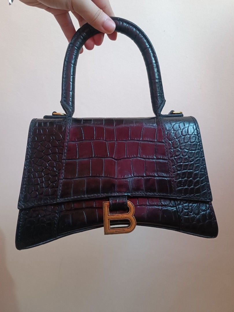 RUSH SALE BALENCIAGA Hourglass bag (Category: Luxury Bags & Wallets) located in Paranaque City. Submitted by earlylux (Listing ID 1439652518, Image 1). Description: self authentication is advised Code inside zipper pocket (as shown in the photo) hard structured material, black na black in person, super ganda! No sling thus selling low Please inspect photos for signs of usage/flaw No inclusions! Normal signs of usage please manage your expectation