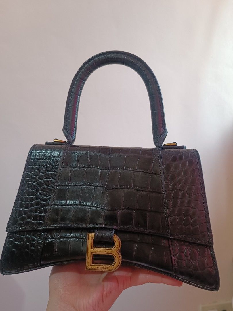 RUSH SALE BALENCIAGA Hourglass bag (Category: Luxury Bags & Wallets) located in Paranaque City. Submitted by earlylux (Listing ID 1439652518, Image 2). Description: self authentication is advised Code inside zipper pocket (as shown in the photo) hard structured material, black na black in person, super ganda! No sling thus selling low Please inspect photos for signs of usage/flaw No inclusions! Normal signs of usage please manage your expectation