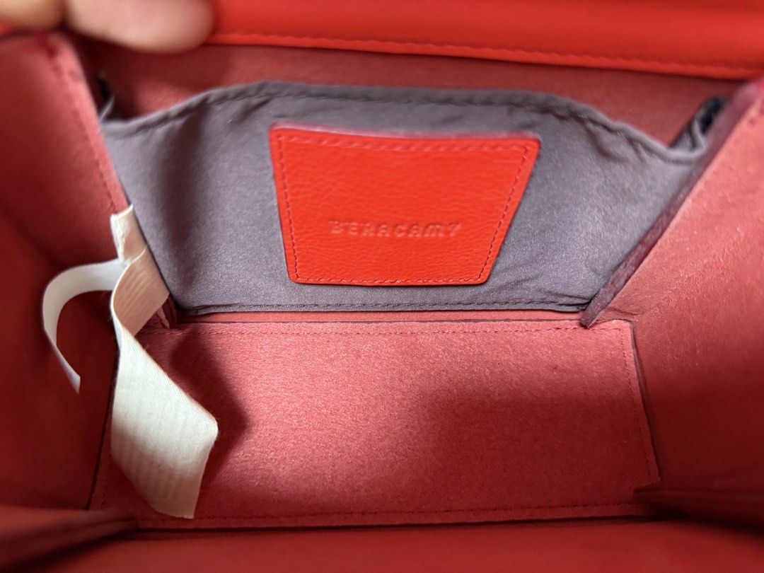 Baracamy Box Bag - Orange （分類：多用途袋）位於 Hong Kong。 由 braveturtle_525991 提交（商品編號 1439802899，圖片 2）。簡介： Baracamy box bag is a vibrant orange color. It features a top handle and comes with a detachable shoulder strap. The bag includes a dust bag for storage. The interior has a small pocket with the Baracamy logo. The bag's base has four protective feet.。
