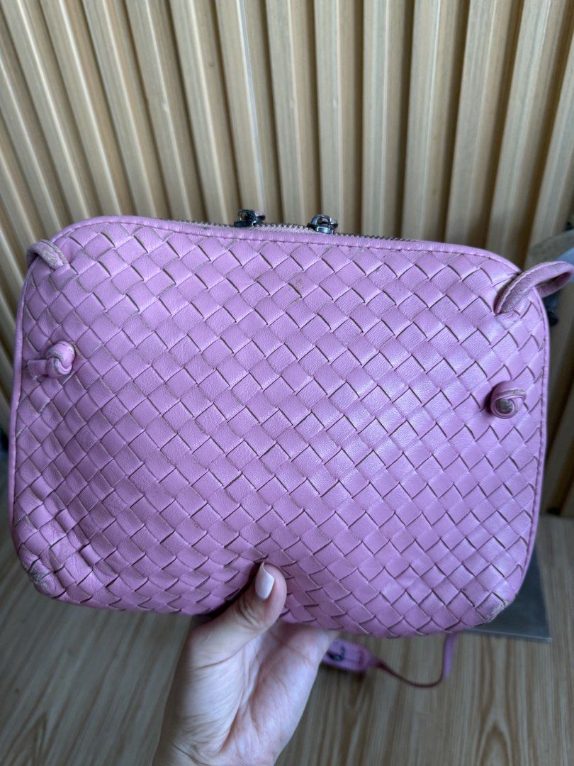 Bottega veneta (Category: Luxury Bags & Wallets) located in Lipa City. Submitted by thyra06 (Listing ID 1439745225, Image 3). Description: Bottega v sling bag .