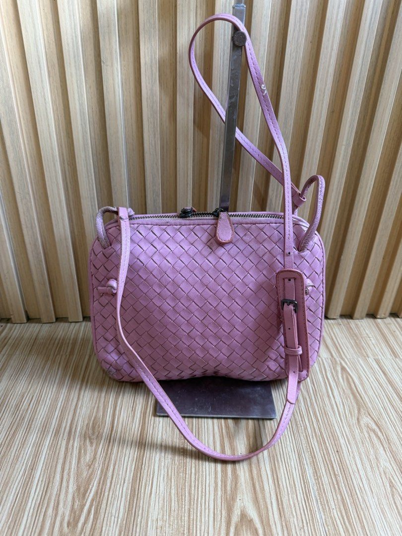 Bottega veneta (Category: Luxury Bags & Wallets) located in Lipa City. Submitted by thyra06 (Listing ID 1439745225, Image 2). Description: Bottega v sling bag .