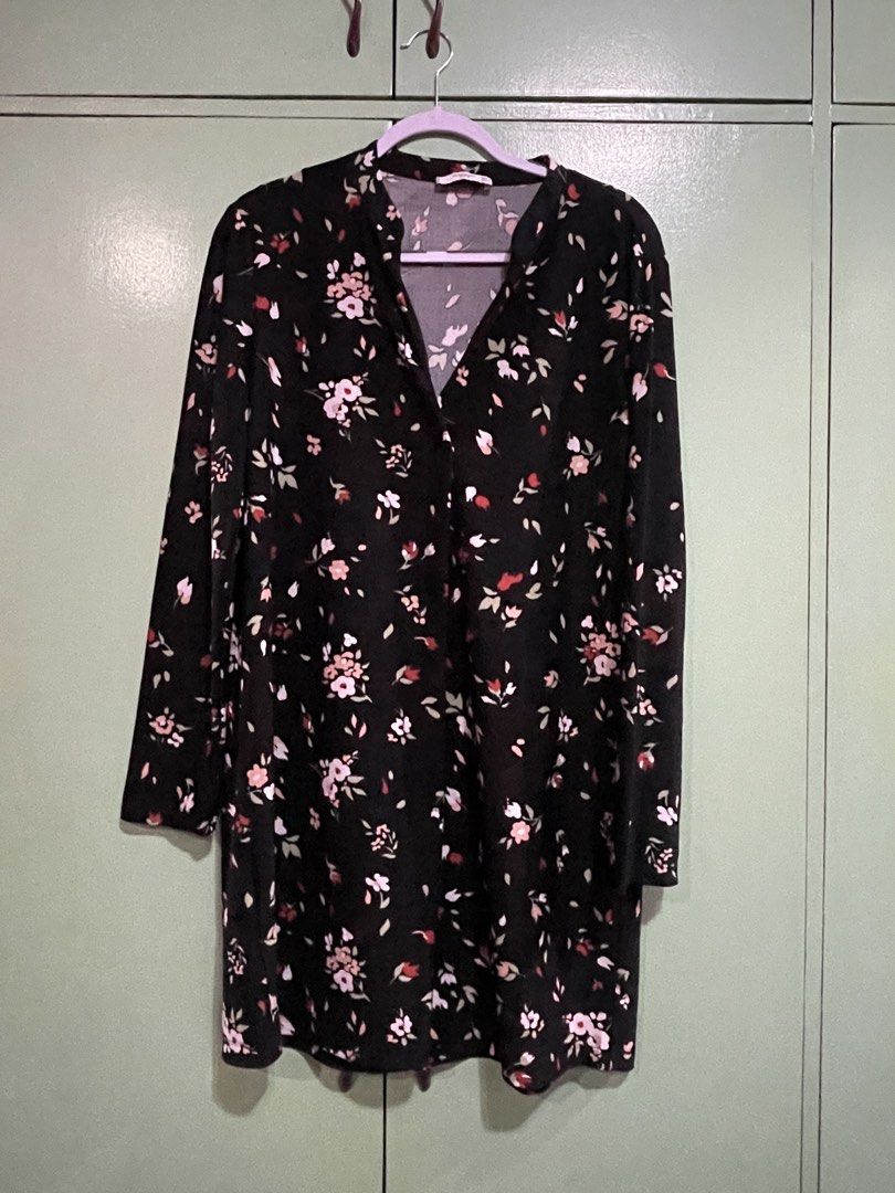 Bundle of 2 - Mango Basics Long Sleeve Dress (Category: Dresses) located in Quezon City. Submitted by fire.tiger.8578 (Listing ID 1439729364, Image 2). Description: - Long sleeve design - V-neckline - Black and white herringbone pattern - Black floral pattern - Size: L (EUR), G (MEX), 8 (USA).