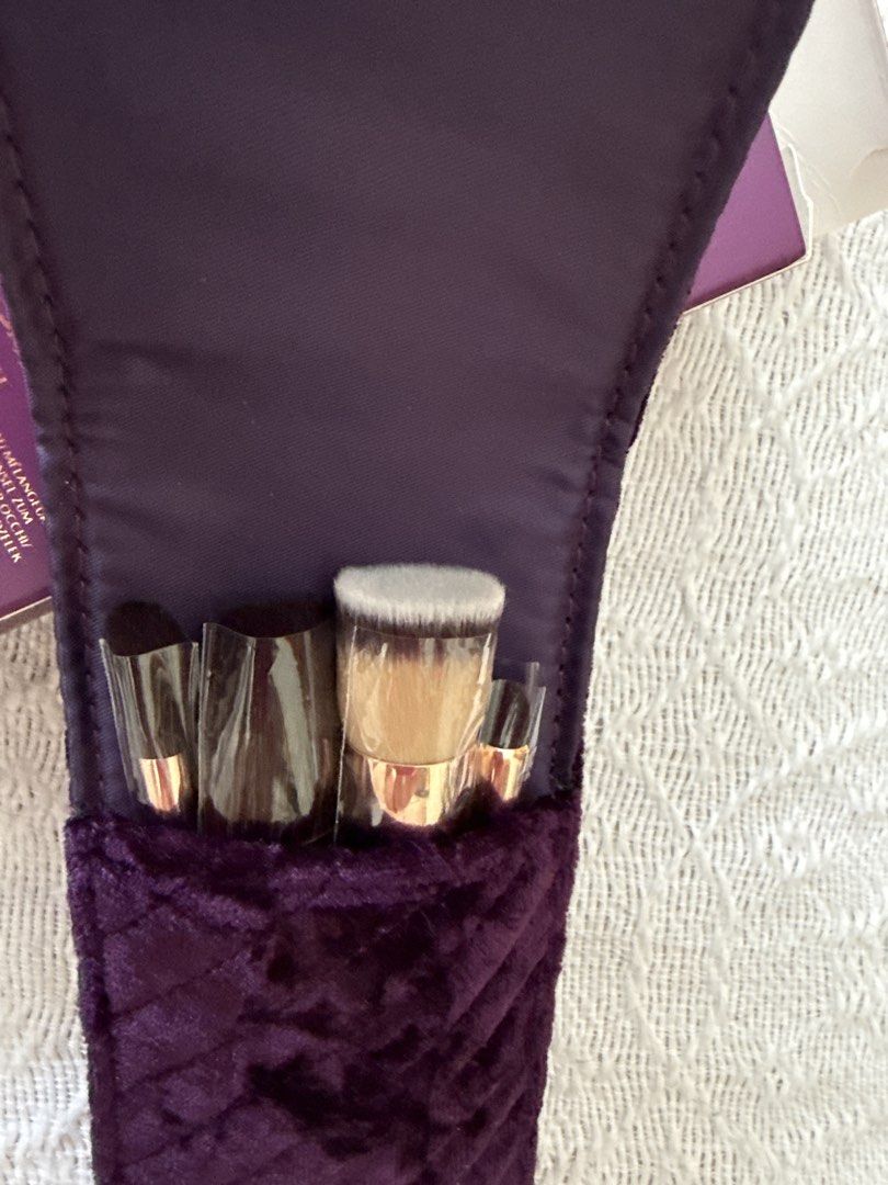 Charlotte’s magic mini brush set (Category: Makeup) located in Makati City. Submitted by eskarina62 (Listing ID 1439640320, Image 2). Description: Bought in England Christmas gift RFS I don’t use makeup Last photo price reference .