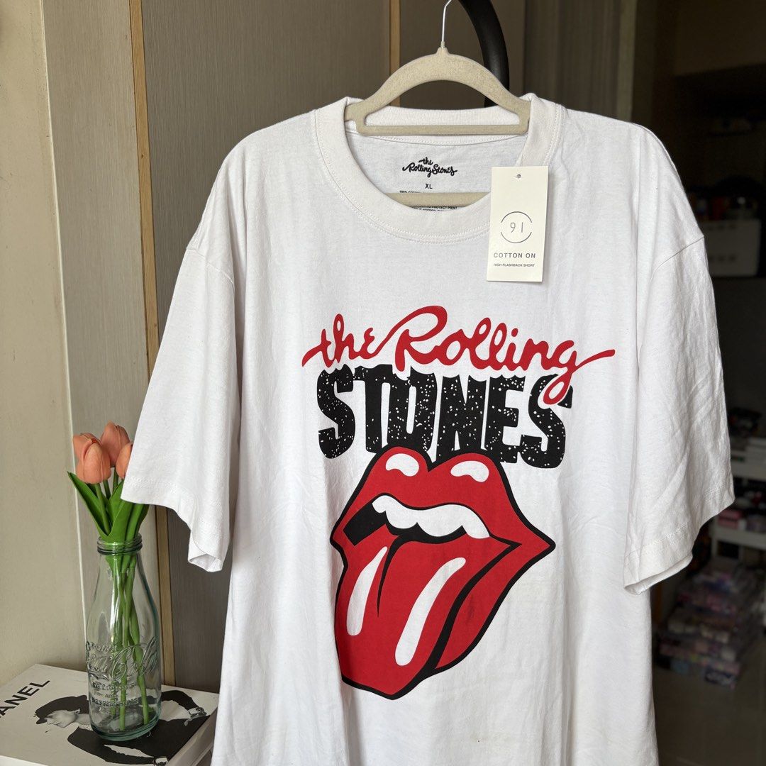 Cotton On The Rolling Stones Graphic Printed Oversized Band T-Shirt (Category: Tshirts & Polo Shirts ) located in Manila. Submitted by on-trendfinds (Listing ID 1439798264, Image 3). Description: 26x32 dimes.