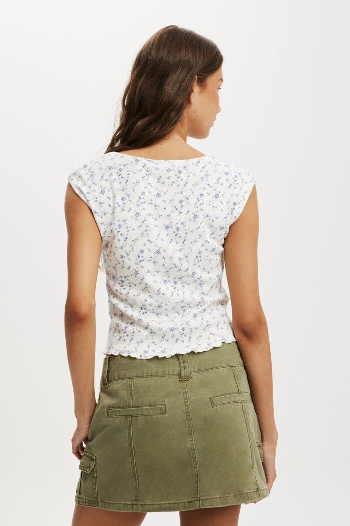 cotton on white chelsea open front top (Category: Sleeveless) located in Rizal. Submitted by z00vi (Listing ID 1439791053, Image 2). Description: - fabric is so comfy - sooo flattering i love the neckline.