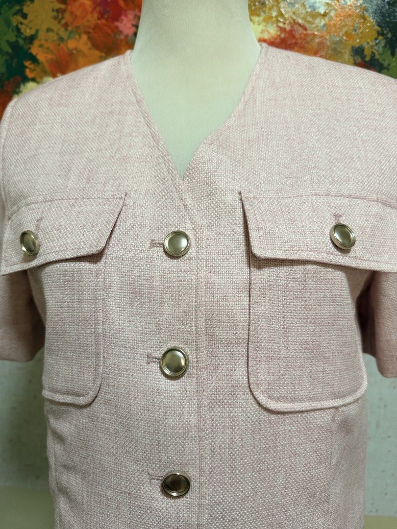 Cotton short sleeves semi crop blazer (Category: Blouses) located in Muntinlupa City. Submitted by gap0710 (Listing ID 1439706620, Image 2). Description: Cotton short sleeves semi crop blazer with lining. In excellent condition. Bought in Korea. Size small but can fit medium body frame..