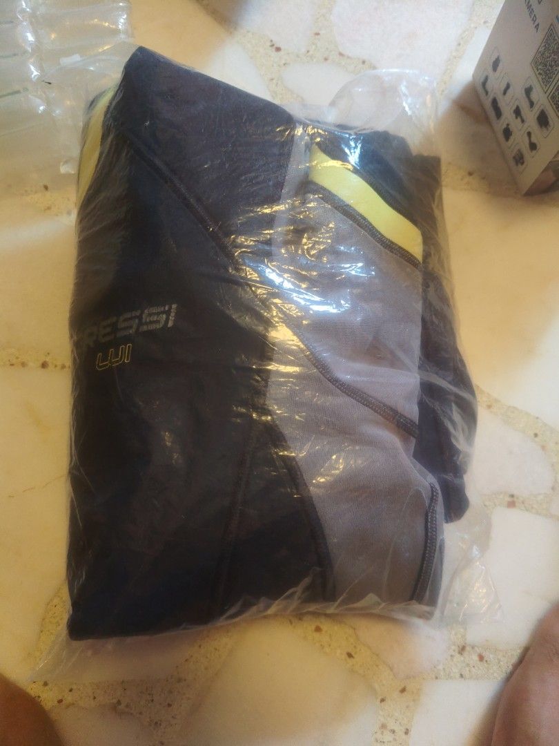 Diving suit (Category: Other Sports Equipment and Supplies) located in Singapore. Submitted by coolman3 (Listing ID 1439636627, Image 2). Description: shirt diving suit cressi.. for 170-185 cm tall well use , dekitting.