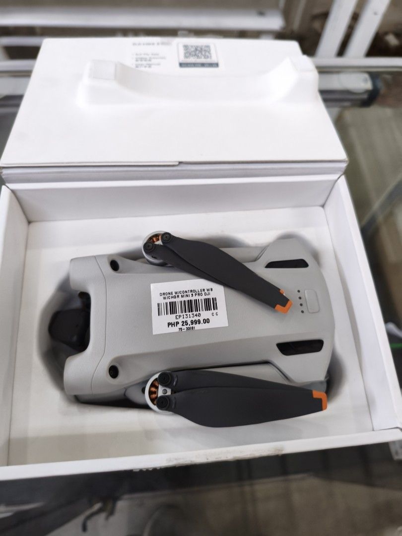 DJI Mini 2 SE Drone (Category: Drones) located in Manila. Submitted by hmrgrace5. (Listing ID 1439648898, Image 1). Description: - DJI Mini 2 SE drone - Ultra-lightweight: 249g - Includes drone and accessories - Original price: PHP 19,499.00 - Selling price: PHP 14,624.00 - Box included.