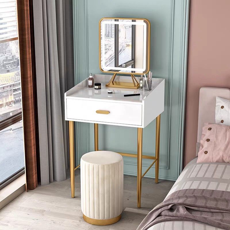 Dressing Table (Category: Other Home Appliances) located in Singapore. Submitted by rongping_flower (Listing ID 1439682443, Image 1). Description: 40cm 化妆桌 桌子很新，质量很好 三巴旺自取.