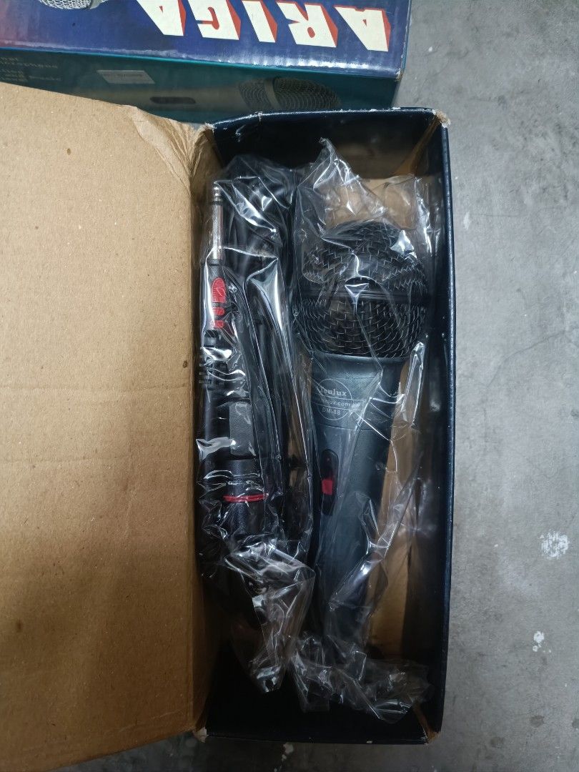 Dynamic Microphone (Category: Microphones) located in Kuala Lumpur. Submitted by youngeagle_af9b3e (Listing ID 1439700706, Image 2). Description: Clearance !!!!! RM15/pcs MOQ 3pcs Wired 7 pcs left COD Sg Buloh.