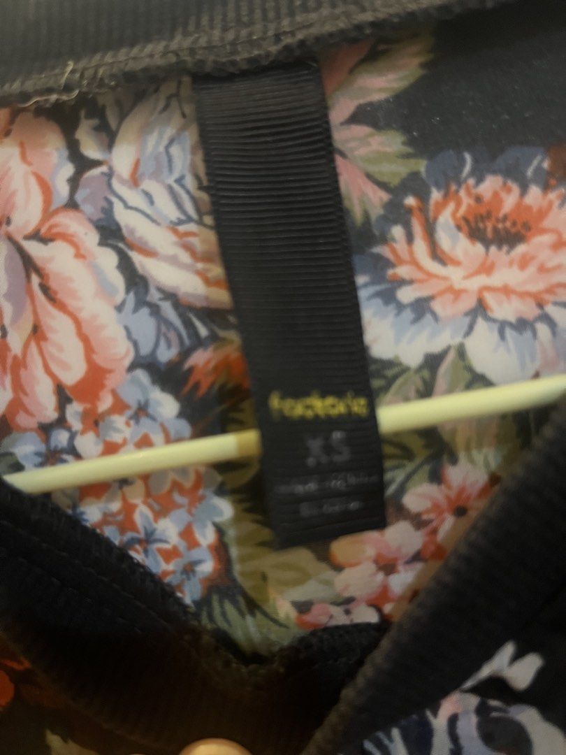 Factorie Floral Top XS (Category: Sleeveless) located in Mandaluyong City. Submitted by declutterrie (Listing ID 1439767265, Image 2). Description: -sheer - fits m to l.