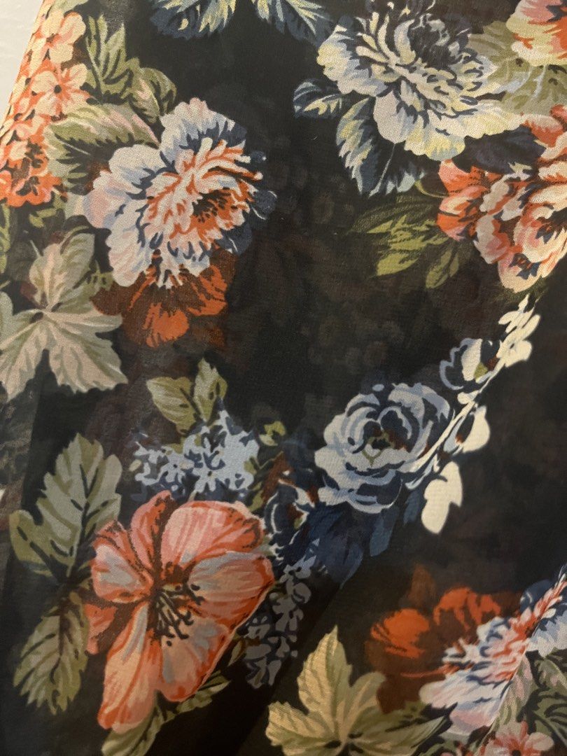 Factorie Floral Top XS (Category: Sleeveless) located in Mandaluyong City. Submitted by declutterrie (Listing ID 1439767265, Image 3). Description: -sheer - fits m to l.