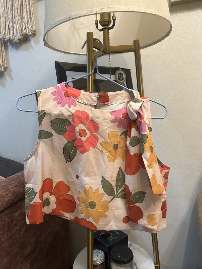 Floral Print Sleeveless Top - Size S (Category: Sleeveless) located in Lipa City. Submitted by ronaumali (Listing ID 1439609612, Image 1). Description: ✨ Preloved but still in great condition! Bought from SHEIN 🌸 Size: Small Used once only Selling because I’m decluttering and making space for new items 💕 📦 Shipping via J&T 🚚 Shipping fee will be shouldered by the buyer Message me if interested 😊.