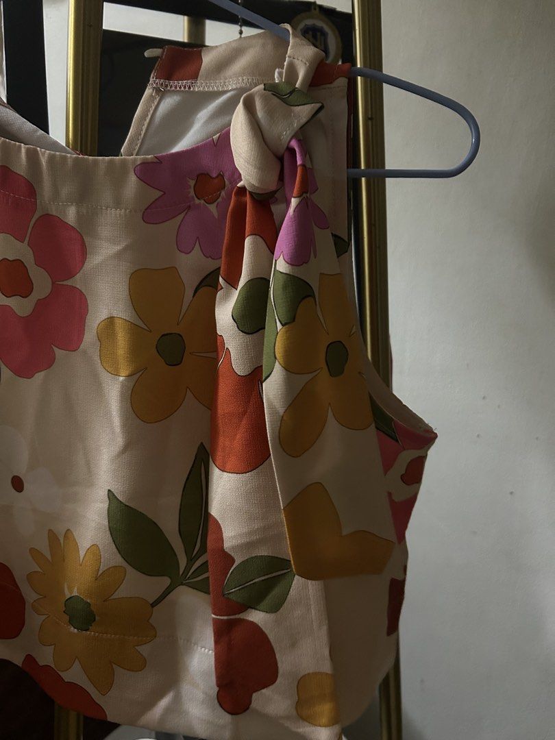 Floral Print Sleeveless Top - Size S (Category: Sleeveless) located in Lipa City. Submitted by ronaumali (Listing ID 1439609612, Image 3). Description: ✨ Preloved but still in great condition! Bought from SHEIN 🌸 Size: Small Used once only Selling because I’m decluttering and making space for new items 💕 📦 Shipping via J&T 🚚 Shipping fee will be shouldered by the buyer Message me if interested 😊.
