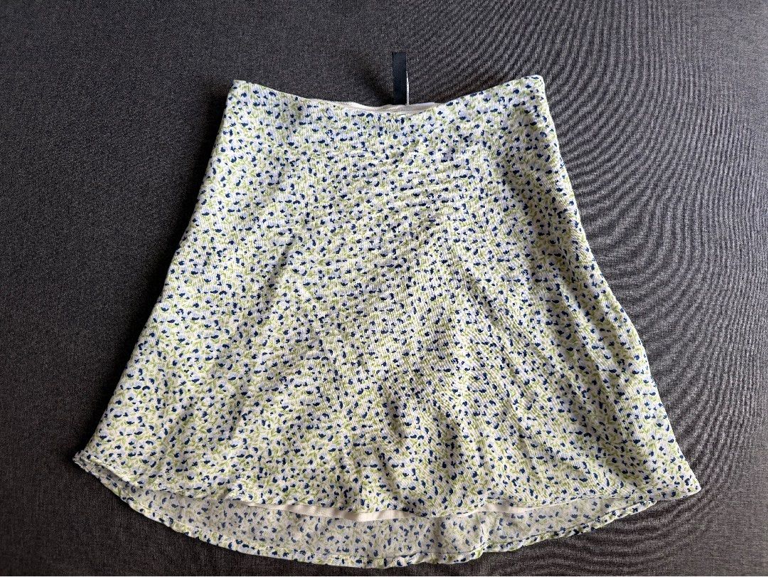 H&M Floral Skirt (Category: Skirts) located in Makati City. Submitted by prelovedbyles02 (Listing ID 1439655866, Image 1). Description: - floral print skirt - White base color - Green and navy blue floral patterns - Flared design - Lightweight fabric - Zipper closure.