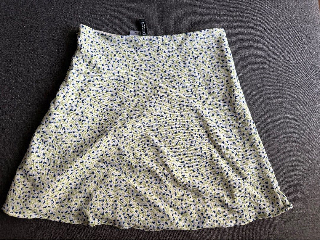 H&M Floral Skirt (Category: Skirts) located in Makati City. Submitted by prelovedbyles02 (Listing ID 1439655866, Image 2). Description: - floral print skirt - White base color - Green and navy blue floral patterns - Flared design - Lightweight fabric - Zipper closure.