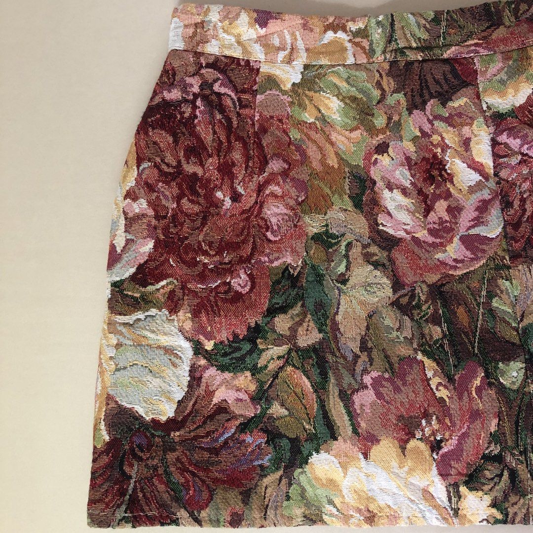 Floral tapestry mini skirt (Category: Skirts) located in San Fernando. Submitted by 100perscent (Listing ID 1439628833, Image 3). Description: Size: S Invisible zipper back.