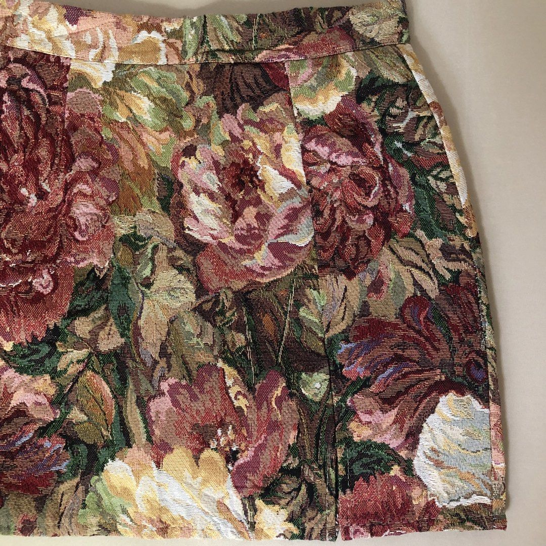 Floral tapestry mini skirt (Category: Skirts) located in San Fernando. Submitted by 100perscent (Listing ID 1439628833, Image 2). Description: Size: S Invisible zipper back.