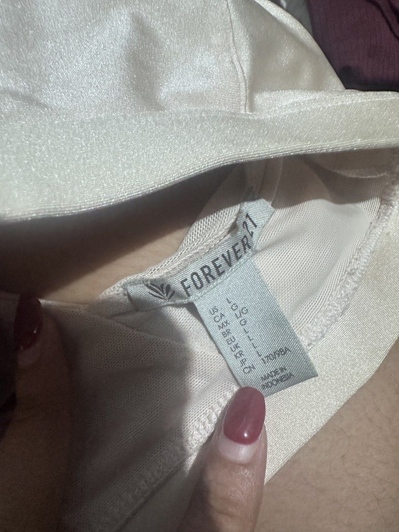 Forever 21 Sports Bra - Large (Category: Activewear) located in Mandaluyong City. Submitted by pretty_karia (Listing ID 1439741857, Image 3). Description: - Forever 21 sports bra - Size: Large - Color: Light - Design: Halter neck with adjustable straps - Style: Racerback - Features the Forever 21 logo - Made in Indonesia.