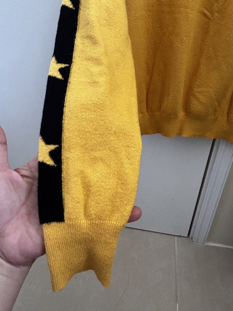 Forever 21 Star Sleeve Sweater (Category: Longsleeves) located in Manila. Submitted by jaynojayno (Listing ID 1439618242, Image 2). Description: - Mustard yellow Forever 21 sweater - Black star detailing on sleeves - Crew neck - Ribbed cuffs and hem - Tag is visible - Comfortable for everyday wear.