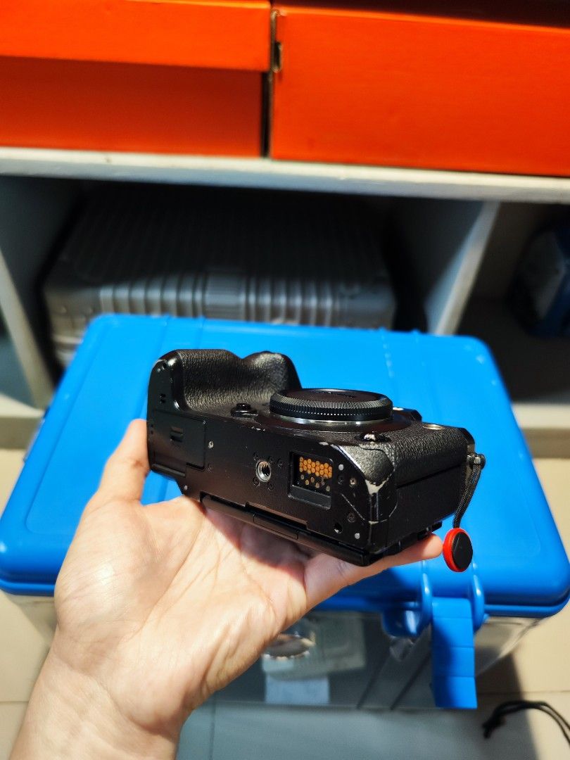 Fujifilm X-H1 Mirrorless Camera (Category: Cameras) located in Antipolo. Submitted by siklistangpinoy (Listing ID 1439612000, Image 3). Description: NO SWAPPING PLS. FOR SALE ONLY Fujifilm x-h1 body only 30k+ shutter count (more on e-shutter pa) mainly used for travel 8.5/10 cosmethics 100% good condition, no issues Third party battery, No box. No Eyecup, battery grip cover, and the pin infront. What you see is what you get. Take note that it doe