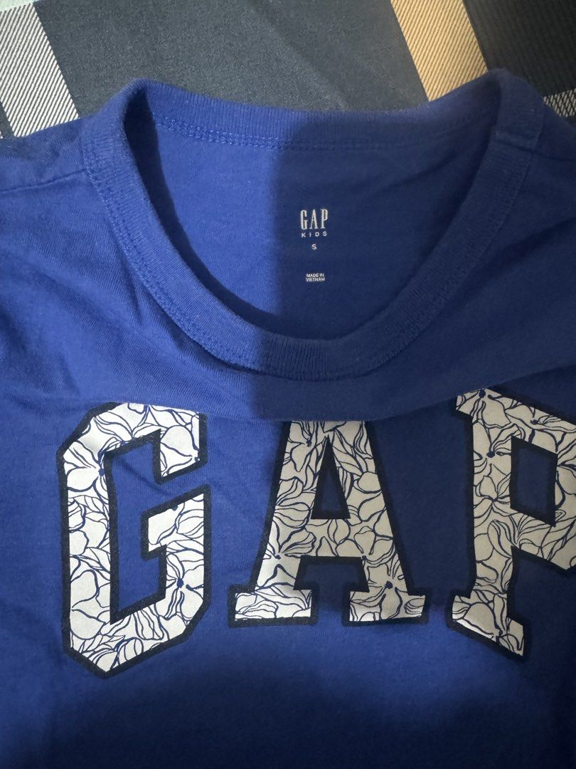 Gap Kids Blue T-shirt (Category: Babies & Kids Fashion) located in Mandaluyong City. Submitted by winx3 (Listing ID 1439801973, Image 2). Description: - Gap Kids t-shirt - Vibrant blue color - Floral logo design - Size: Small - Classic crew neck - Short sleeves - Comfortable, soft fabric - Perfect for everyday wear.