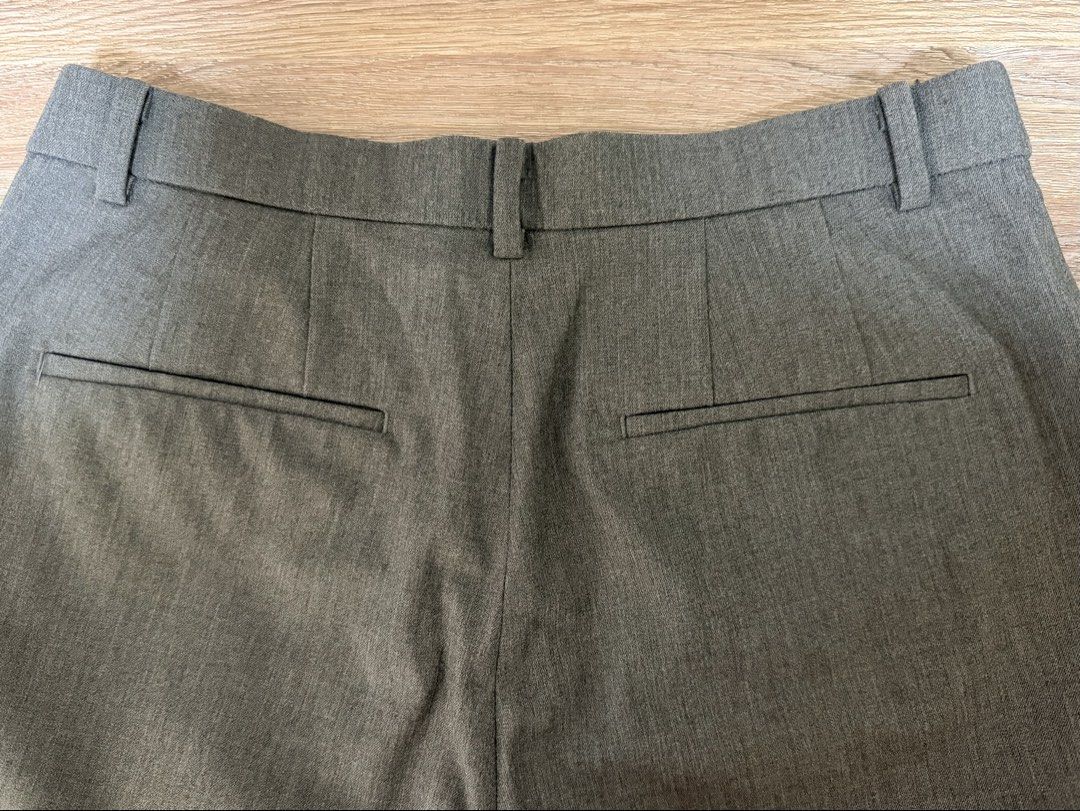 Gray cotton ladies trousers (Category: Other Bottoms) located in Muntinlupa City. Submitted by gap0710 (Listing ID 1439691812, Image 1). Description: Gray cotton office trousers . In very good condition. Waist : 29-30 inches Length : 37 inches.