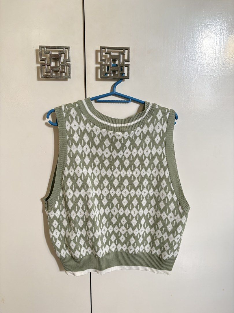 Green and White Argyle Knit Vest (Category: Sleeveless) located in Mexico. Submitted by truetree.148f5e (Listing ID 1439618871, Image 2). Description: - Green and white argyle knit vest - V-neck design - White trim on neckline and hem - Sleeveless - Soft knit material - Ideal for layering - Classic argyle pattern.