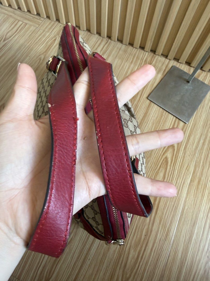 Gucci (Category: Luxury Bags & Wallets) located in Lipa City. Submitted by thyra06 (Listing ID 1439730397, Image 3). Description: gucci shoulder bag good as new.