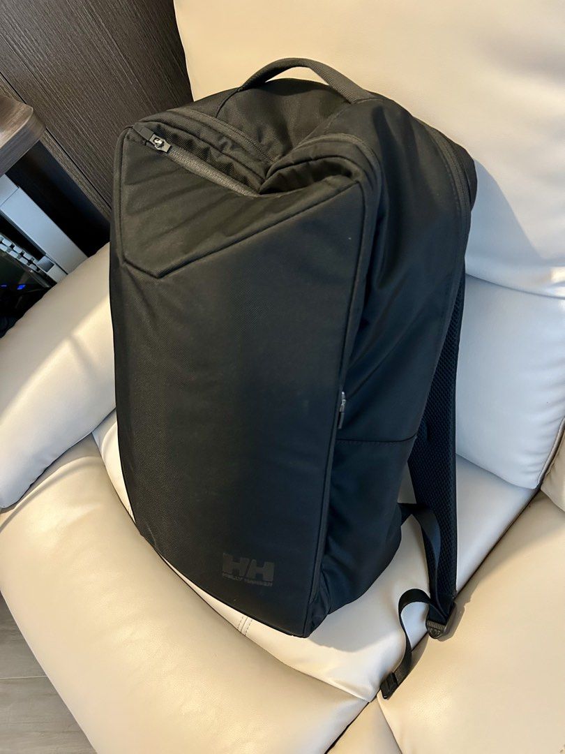 Helly Hansen Backpack （分類：背包）位於 Hong Kong。 由 cctd144 提交（商品編號 1439718293，圖片 1）。簡介： Black backpack with a top handle and adjustable shoulder straps. Features multiple zippered compartments and a padded back panel for comfort. The Helly Hansen logo is visible on the front. Suitable for carrying books, laptops, or other essentials.。