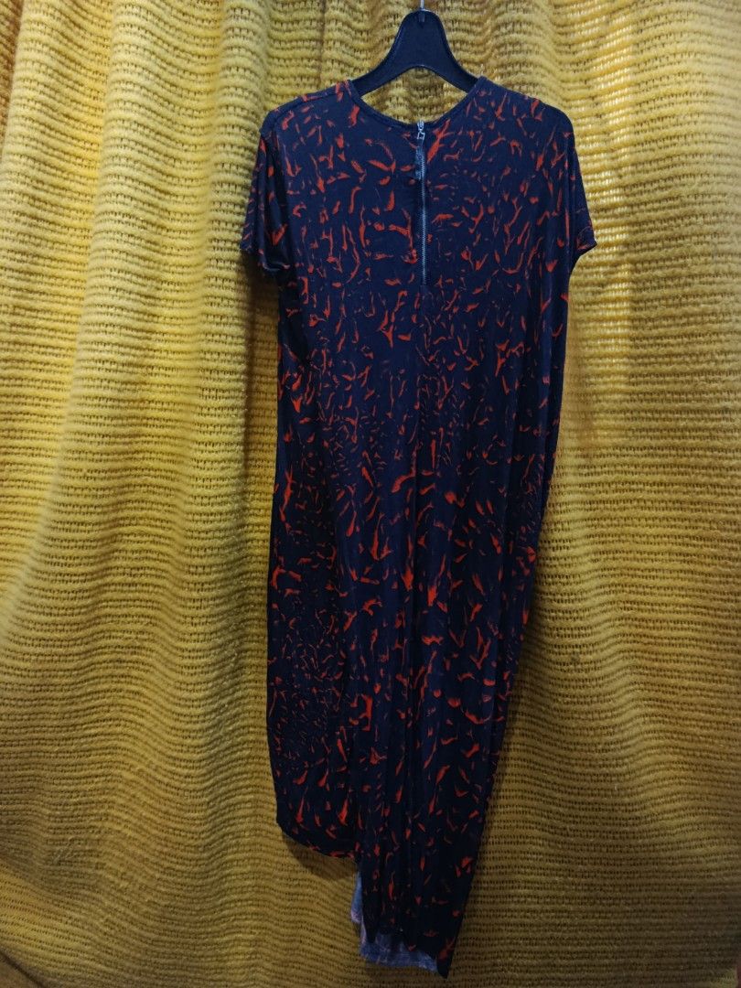 Helmut Lang Strata Printed Draped Jersey Dress (Category: Others Tops) located in Aliaga. Submitted by thriftkeizieee (Listing ID 1439698935, Image 3). Description: L;44 W:20 Petite pm if interested ‼️.