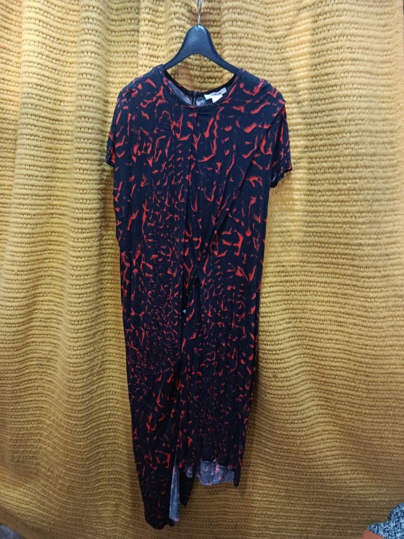 Helmut Lang Strata Printed Draped Jersey Dress (Category: Others Tops) located in Aliaga. Submitted by thriftkeizieee (Listing ID 1439698935, Image 1). Description: L;44 W:20 Petite pm if interested ‼️.