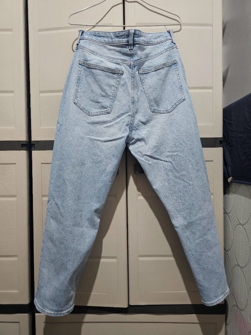 H&M Acid Wash Mom Jeans (Category: Jeans) located in Makati City. Submitted by kalinea (Listing ID 1439755237, Image 3). Description: - H&M light wash denim jeans - Size: EUR 40 / US 8 / CN 165/76A - Unique acid wash pattern - Button and zipper closure - Used twice - No issue.