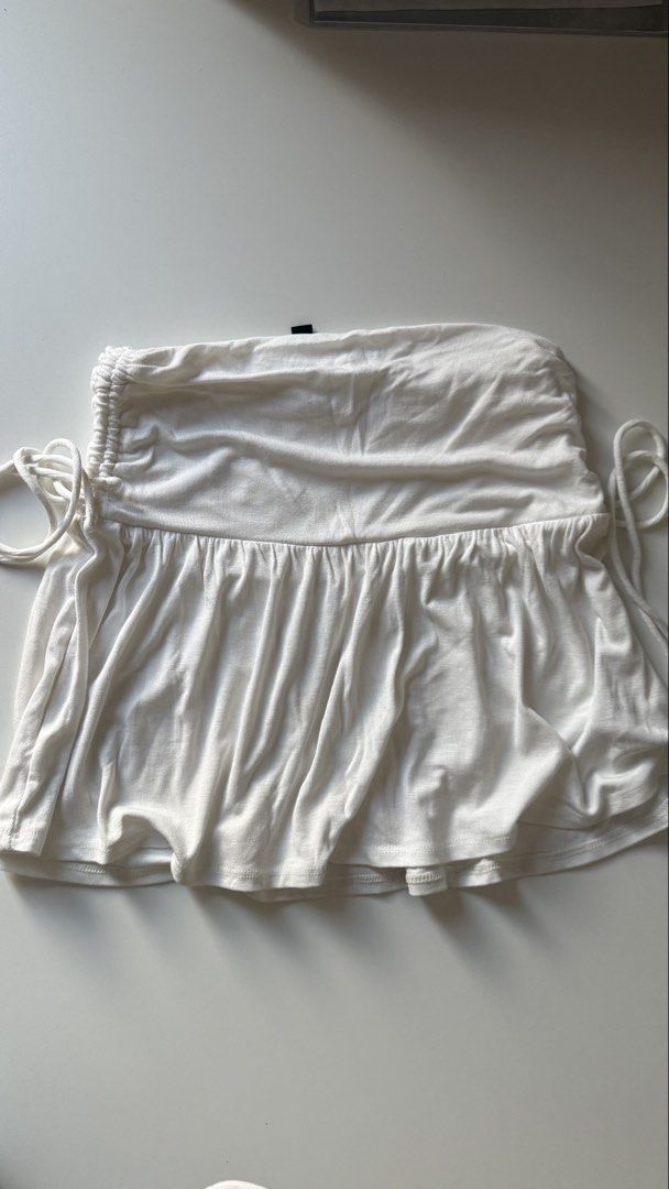 H&M Divided White Tube Top (Category: Sleeveless) located in Manila. Submitted by cys_preloved (Listing ID 1439715858, Image 1). Description: - H&M Divided tube top - Color: White - Size: XXS - Fits small to medium frames - Doubles as a skirt.
