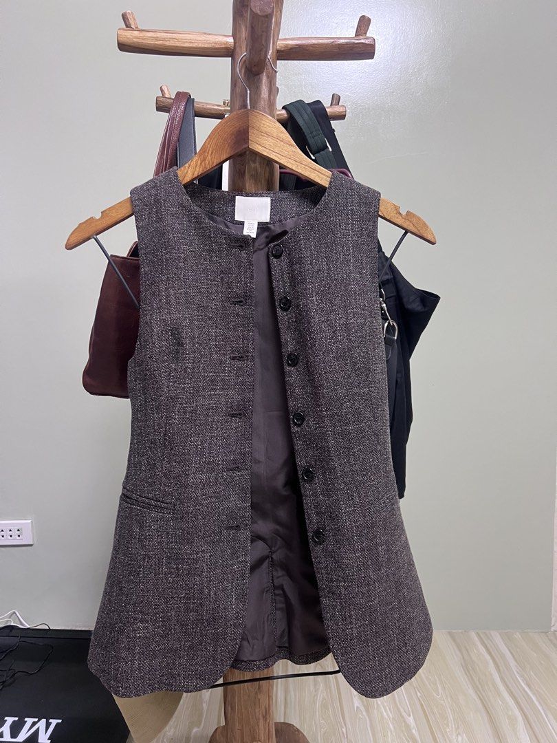 H&M Long-waist vest/Coat (Category: Coats, Jackets and Outerwear) located in Baguio. Submitted by robylyn1993 (Listing ID 1439745855, Image 2). Description: - H&M tweed vest - EUR size 34 - Button-down closure - Features two front pockets - Versatile neutral color - Made in Bangladesh Brand new - bought at Amazon Germany .