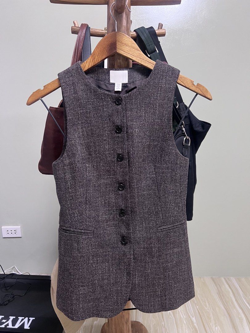 H&M Long-waist vest/Coat (Category: Coats, Jackets and Outerwear) located in Baguio. Submitted by robylyn1993 (Listing ID 1439745855, Image 1). Description: - H&M tweed vest - EUR size 34 - Button-down closure - Features two front pockets - Versatile neutral color - Made in Bangladesh Brand new - bought at Amazon Germany .
